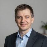 Портрет уверенного российского бизнесмена на нейтральном фоне для сайта компании Unic-Crane