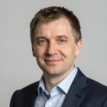 Портрет уверенного российского бизнесмена на нейтральном фоне для сайта компании Unic-Crane